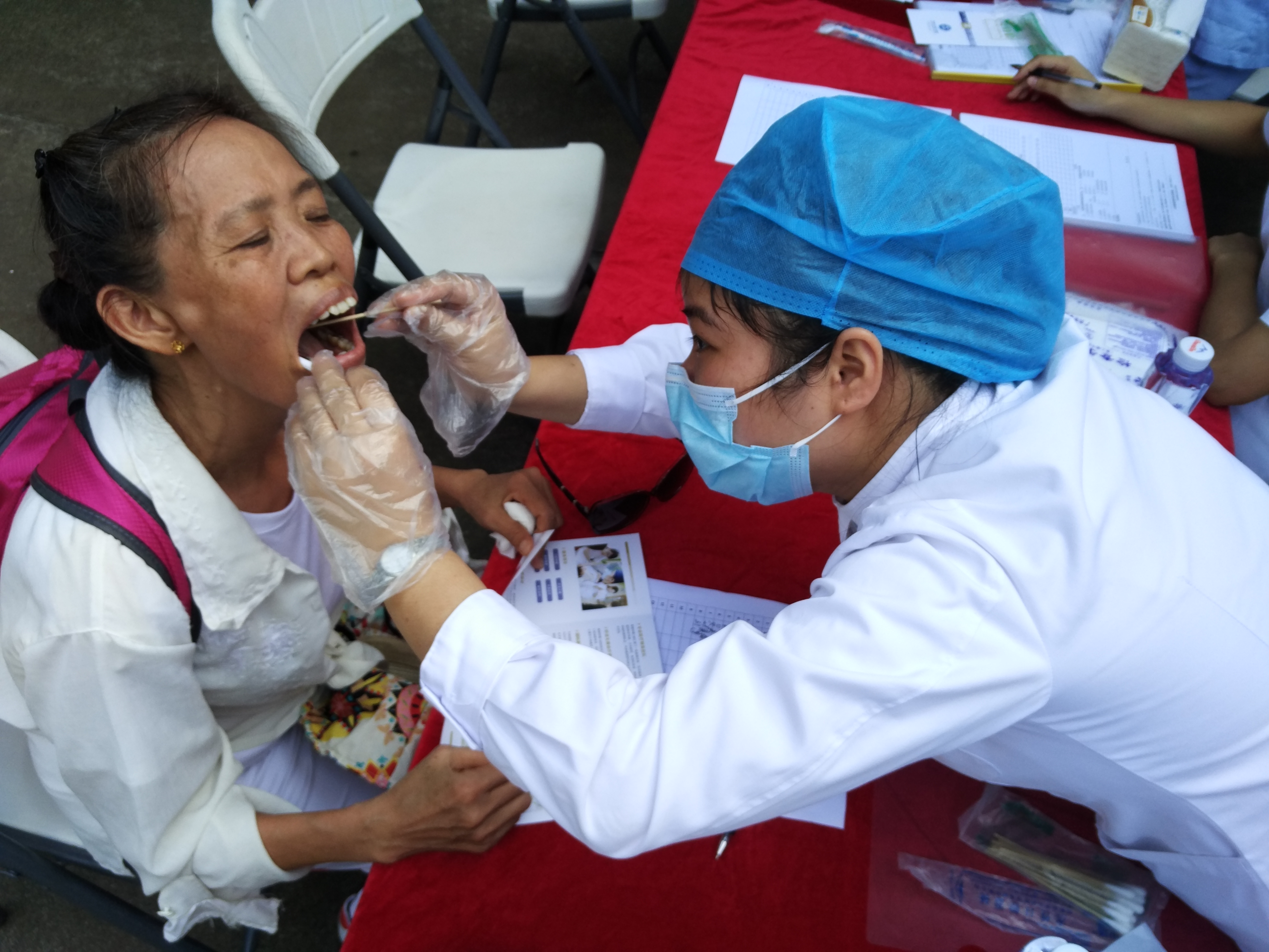 920爱牙日，海南拜博兵分两路为市民免费检查口腔、普及口腔保健知识、预防口腔疾病！